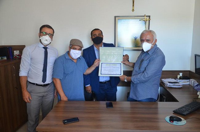 Comissão de Saúde entrega Moção de Aplauso ao HCC