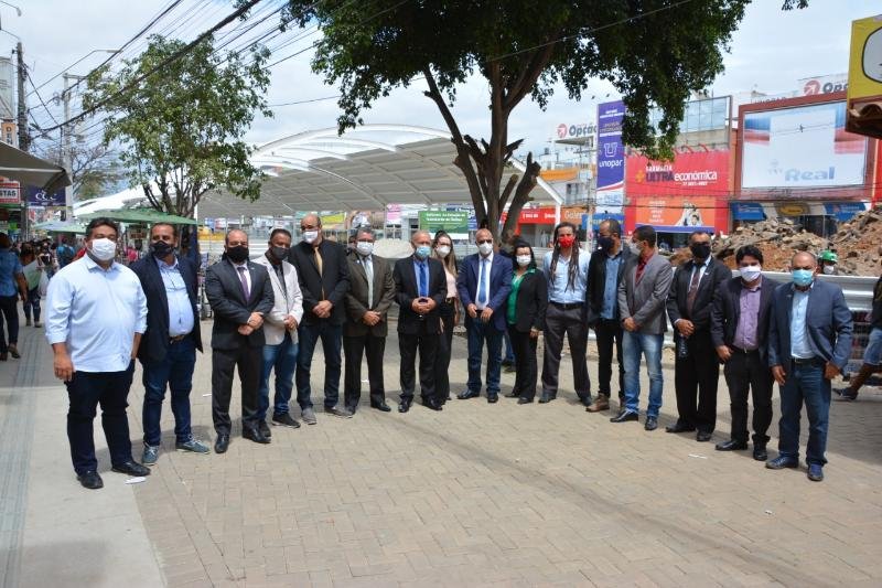 Vereadores fiscalizam obras da Estação de Transbordo e dialogam com camelôs