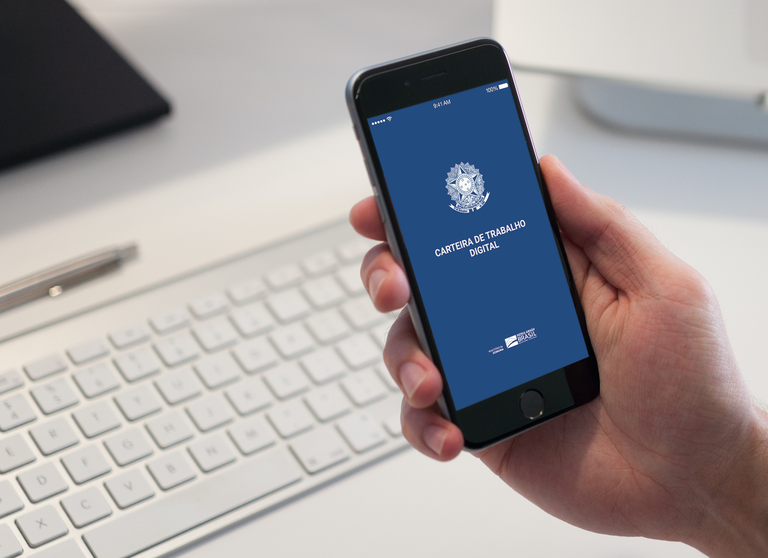 Trabalhador recebe auxilio emergencial de manutenção do emprego e da renda