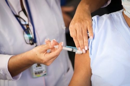 Vacinação com 1ª dose volta neste sábado para população geral com 44 anos ou mais