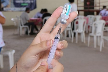 Aplicação da 2ª dose da vacina alterna locais e horários nesta terça-feira, 24