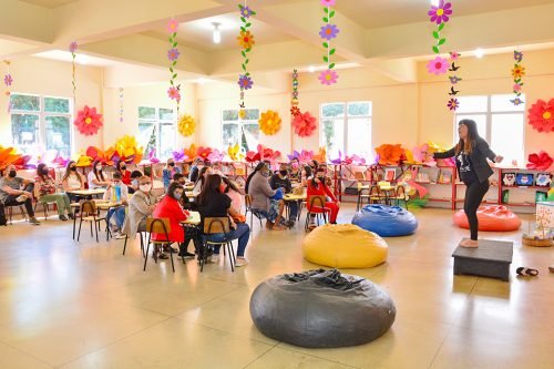 Contação de histórias encanta alunos da APAE em atividade na Biblioteca Municipal