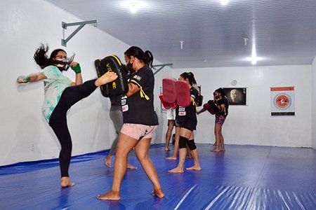 Retomadas as aulas de capoeira, judô, vôlei, futebol e muay thay gratuitas