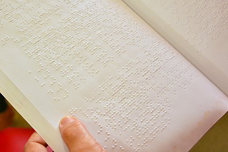 Biblioteca Municipal tem projeto de acesso de deficientes visuais ao seu acervo