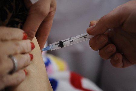 Vacinação de 1ª dose para adolescentes será retomada nesta quarta-feira, 20