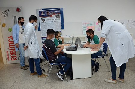 Estudantes baianos participam de competição nacional de robótica