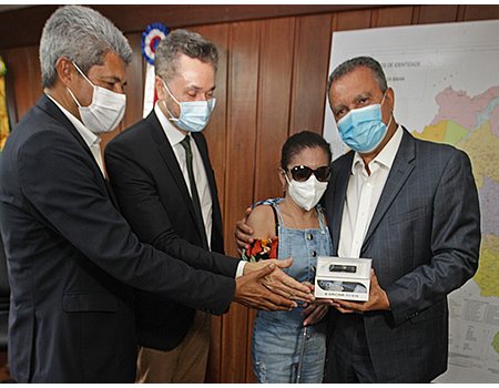 Rui entrega equipamentos de leitura para auxiliar estudantes cegos e com baixa visão da rede estadual