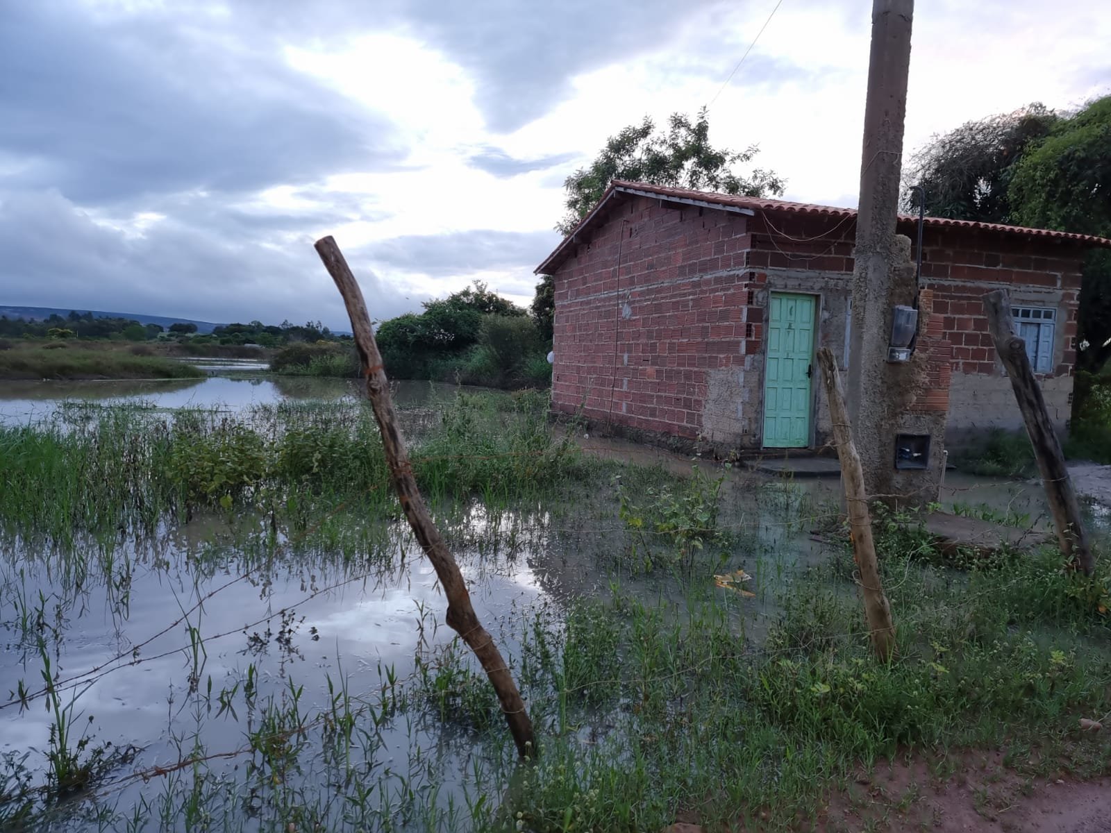 Defesa civil monitora moradores do povoado do Choça na noite deste domingo