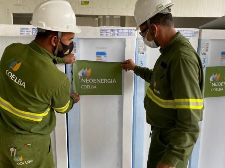 Neoenergia Coelba doa 1.500 geladeiras para famílias afetadas pelas chuvas na Bahia