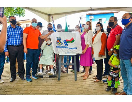 Prefeitura entrega Praça do Cajá totalmente revitalizada para população