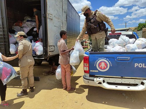 Polícia Militar entrega alimento e roupa a famílias atingidas pela chuva em Conquista