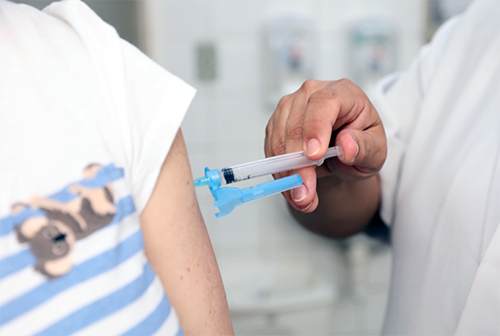 Vacinação de crianças contra Covid-19 nesta terça será só na unidade de saúde Régis Pacheco