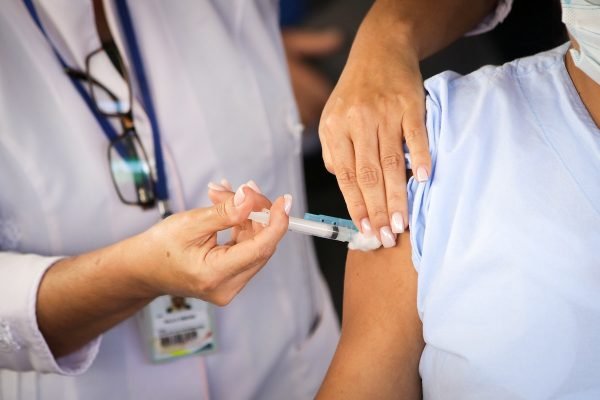 Vacinação continua nesta sexta com 3ª dose para adultos na Galeria 2 de Julho e de todas as doses nas unidades de saúde
