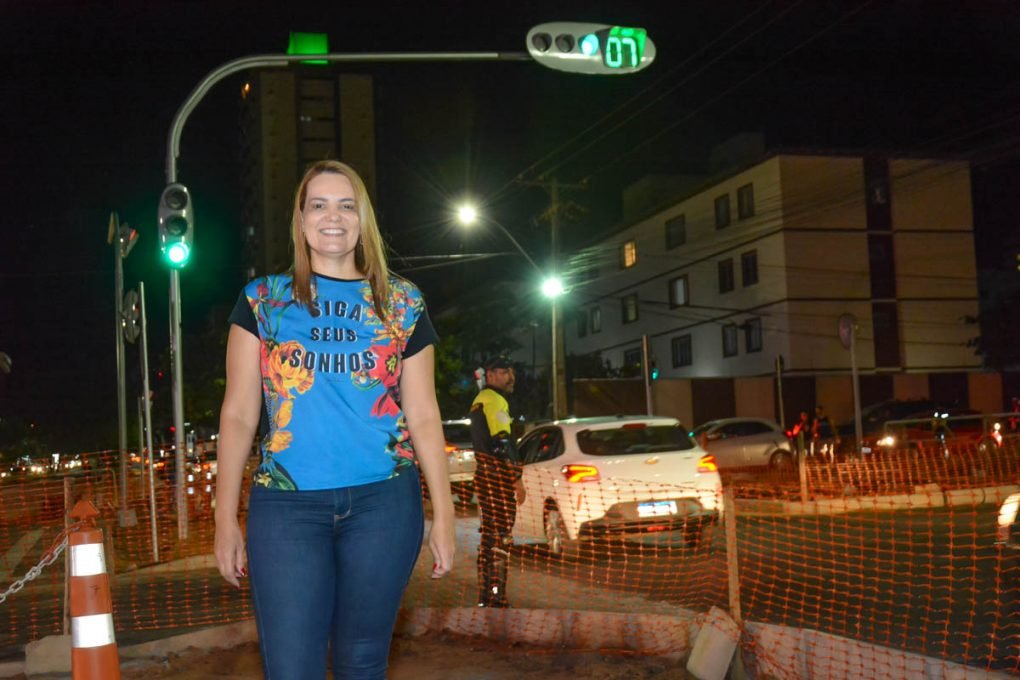 Com fim de rotatória, Prefeitura liga semáforos de cruzamento da Olívia Flores e Luís Eduardo Magalhães