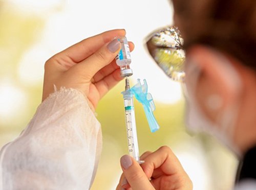 Unidades de saúde vacinam todos os públicos contra Covid-19 nesta segunda