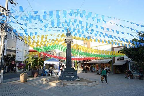 Arraiá da Conquista terá muitas novidades este ano e decoração do centro já começou