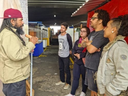 Alunos da oficina de grafite revitalizam área da feirinha do Alto Maron