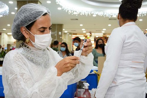 Vacinação contra a Covid-19 retomada nas unidades de saúde nesta segunda-feira