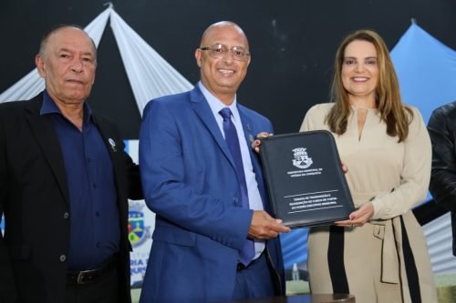 Prefeita Sheila Lemos transmite cargo temporariamente a Luís Carlos Dudé