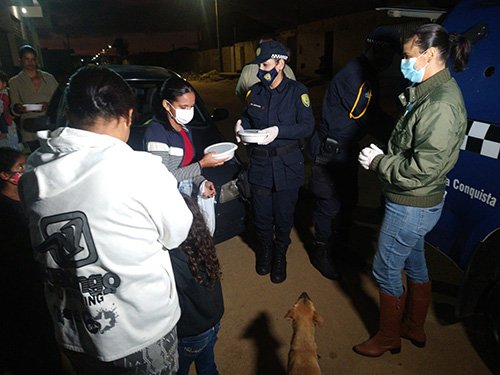 Com a ronda protetiva, Guarda Municipal doa alimentos, cobertores e agasalhos
