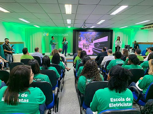 Neoenergia Coelba contrata profissionais formadas na escola de eletricistas da companhia