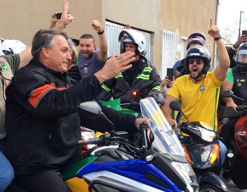 Bolsonaro atrai milhares de pessoas em  Conquista na manhã deste sábado, 27