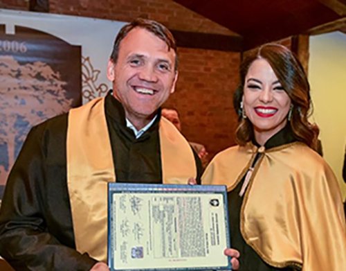 Petkovic recebe título mais importante de uma universidade pela contribuição ao esporte brasileiro