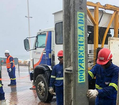 Neoenergia Coelba instala primeiros postes de distribuição de energia 100% recicláveis do Brasil