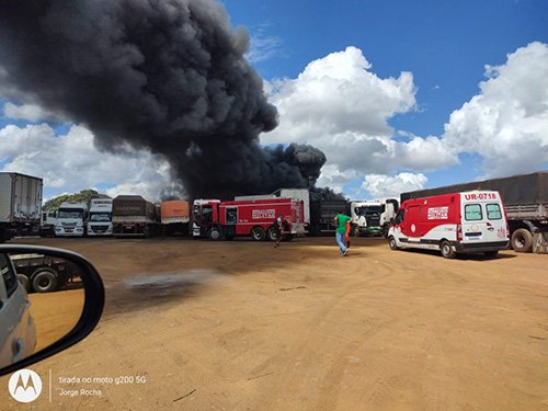 Incêndio de grandes na garagem da Novo Horizonte