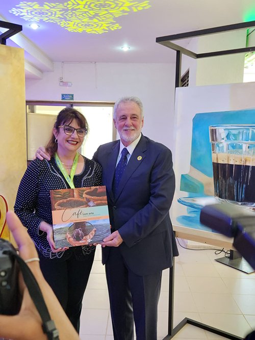 Artista plástica Valéria Vidigal lança livro em evento nacional dos 50 anos do Sebrae