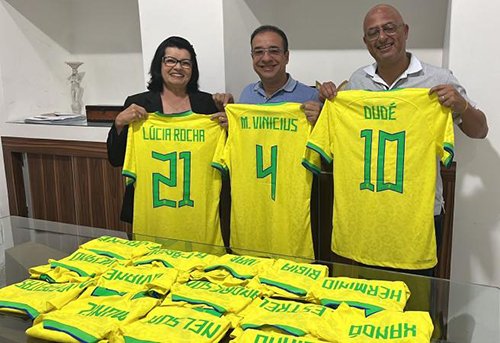 Presidente da CBF, Ednaldo Rodrigues, presenteia vereadores com camisas oficiais e personalizadas da Seleção Brasileira