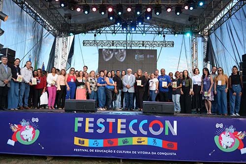 Prefeitura homenageia escolas que alcançaram índice do Ideb e alunos finalistas em concurso de desenho