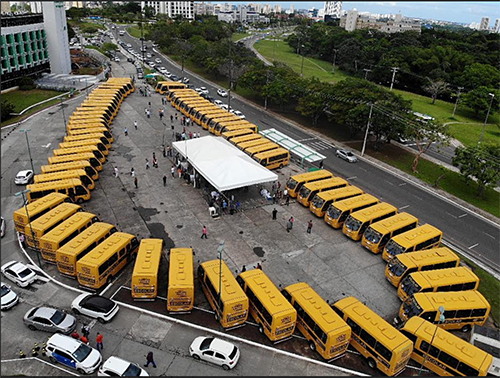 Governo da Bahia entrega 65 novos ônibus escolares para prefeituras