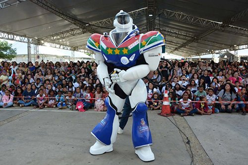 Atração do 1º Festival de Educação e Cultura de Vitória da Conquista, Robozão encanta públicos de todas as idades