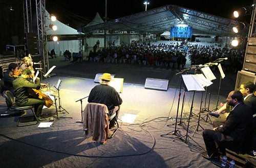 A volta do gigante. Elomar canta com o público em evento de educação e cultura da Prefeitura de Vitória da Conquista