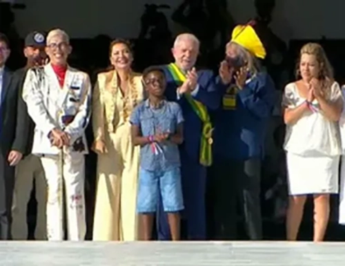 Posse de Lula surpreende: representantes do povo colocam a faixa presidencial