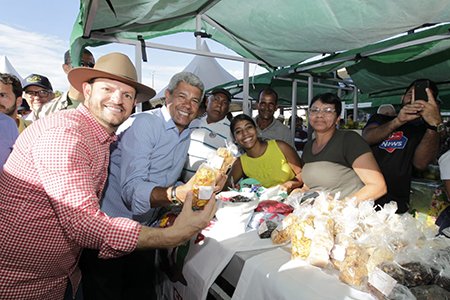 Jerônimo participa da 3ª Expo Belo Campo e entrega equipamentos para produtores