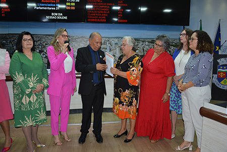 Câmara homenageia mulheres com entrega do Diploma Loreta Valadares