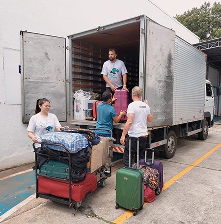 LATAM doa bagagens esquecidas às vitimas das chuvas no litoral em São Paulo