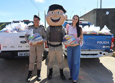Patrulha Solidária da Polícia Militar inicia distribuição de alimentos arrecadados no Esquenta FIB