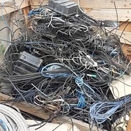 Neoenergia Coelba remove cerca de 500 quilos de fios de internet irregulares em Jequié