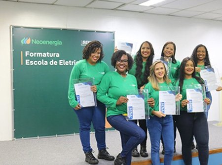 Mulheres no setor elétrico da Bahia: mais de 200 mulheres formadas na Escola de Eletricistas da Neoenergia Coelba  