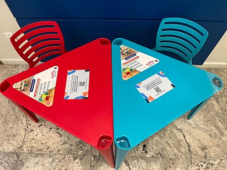 Copos plásticos usados na corrida de São Silvestre viram mesas e cadeiras