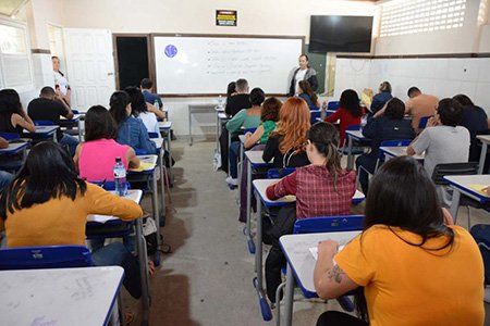 Candidatos fazem prova objetiva do concurso para professores e pedagogos de Conquista