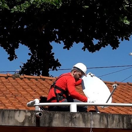 Mais de 800 mil famílias inscritas no CadÚnico receberam a nova parabólica digital