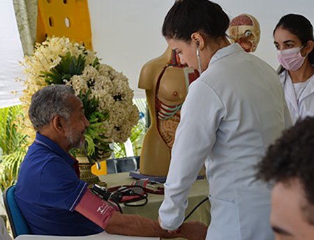 Saúde do Idoso em foco: feira de saúde da Unex realiza atendimento gratuito em Conquista