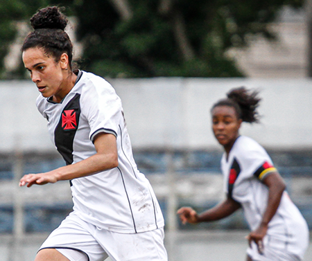 Líder e 100% no Carioca Feminino, Sheila comemora gol em virada do Vasco