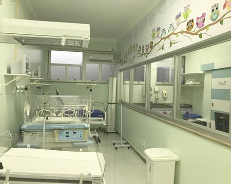 Hospital Manoel Novaes realiza sessão de fotos com bebês heróis no dia das crianças