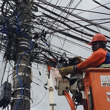 Neoenergia Coelba remove 11 toneladas de cabos de telefonia em dois dias