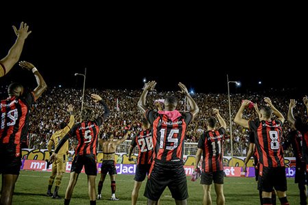 Série B tem Vitória folgado na liderança e disputa acirrada entre nove times